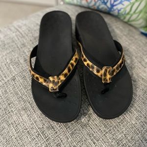 Vionic leopard print size 10